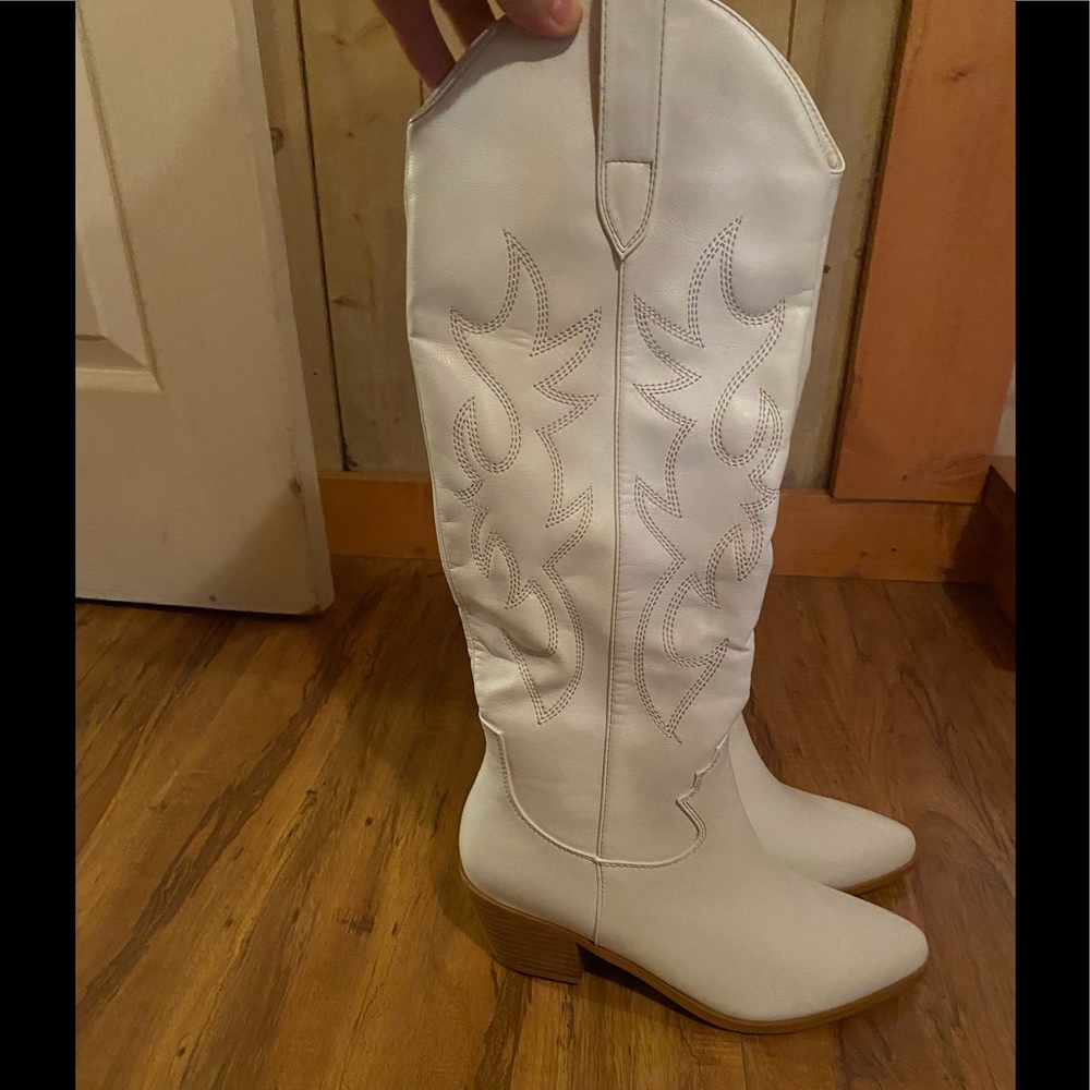 Boutique brand, white cowboy boots size 8 brand new never worn